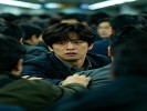 梦见被人群挤来挤去？是“身不由己”的无奈